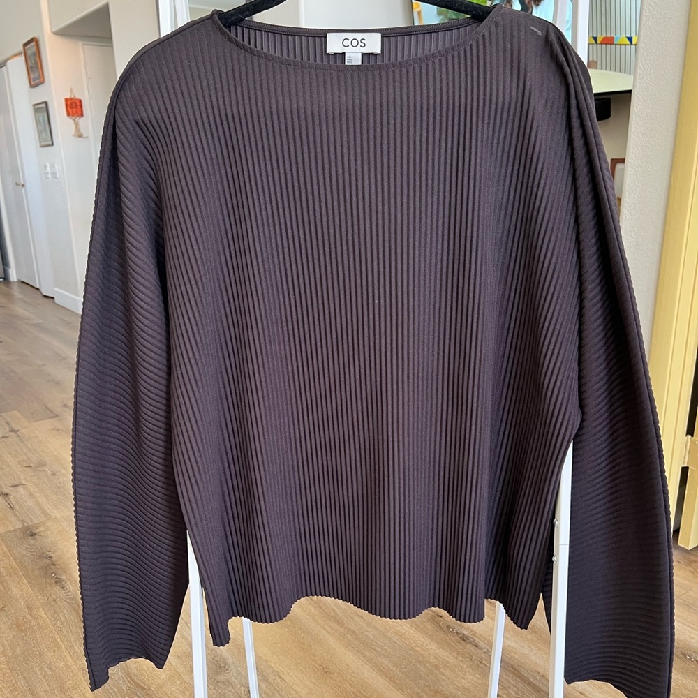 COS PLEATED BARREL SLEEVE TOP